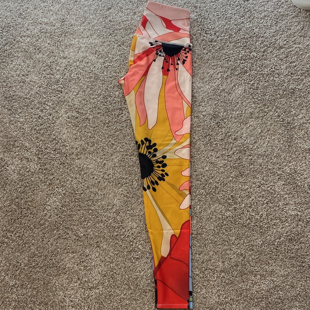 Onzie Flow Yoga Flower Child Graphic high waisted leggings. BNWT - Picture 3 of 8